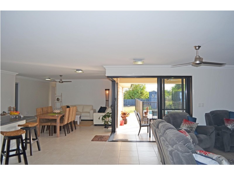 3 Peggy Drive, Coral Cove QLD 4670