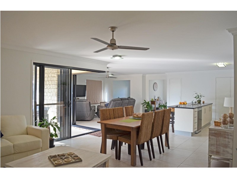 3 Peggy Drive, Coral Cove QLD 4670