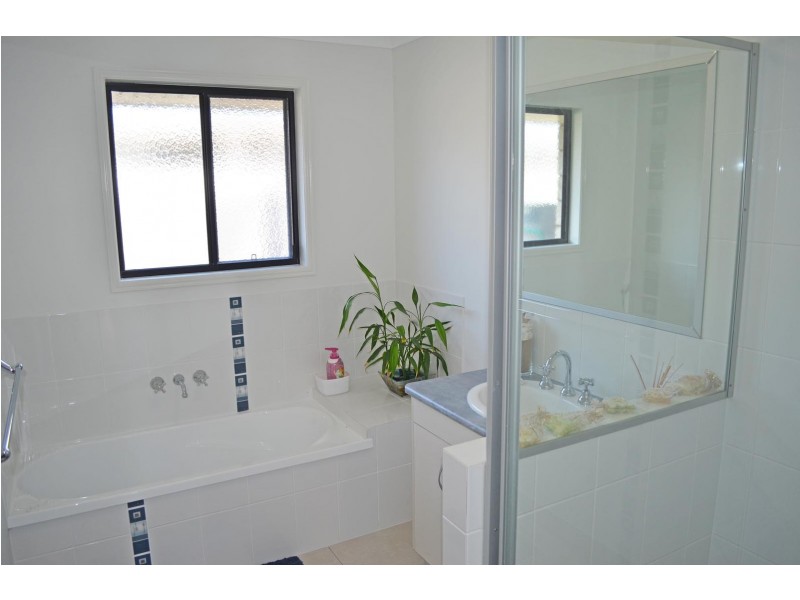 3 Peggy Drive, Coral Cove QLD 4670