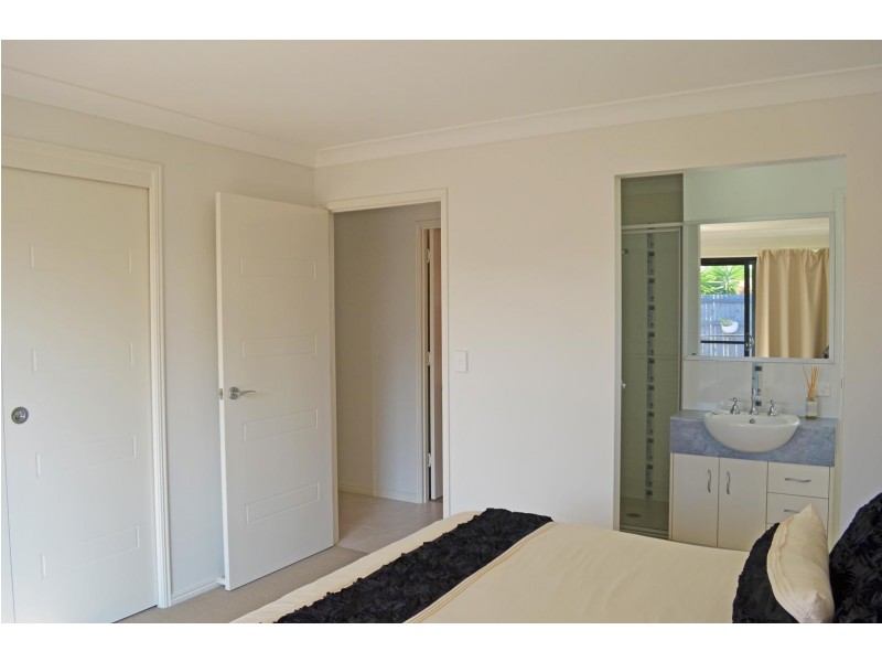 3 Peggy Drive, Coral Cove QLD 4670