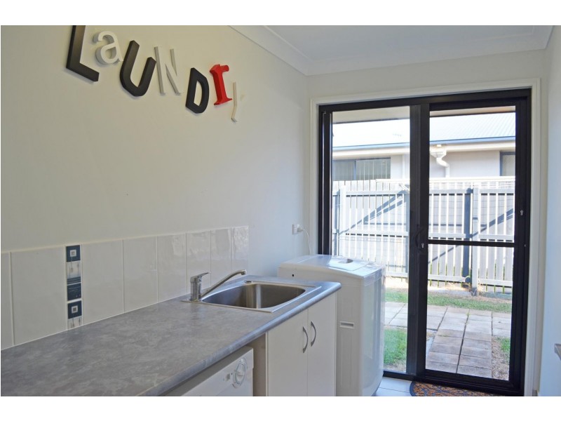 3 Peggy Drive, Coral Cove QLD 4670