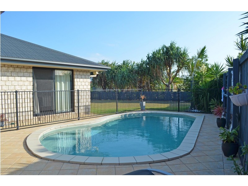 3 Peggy Drive, Coral Cove QLD 4670