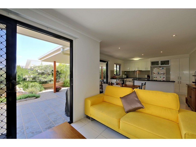 2/119 Davidson Street, Bargara QLD 4670