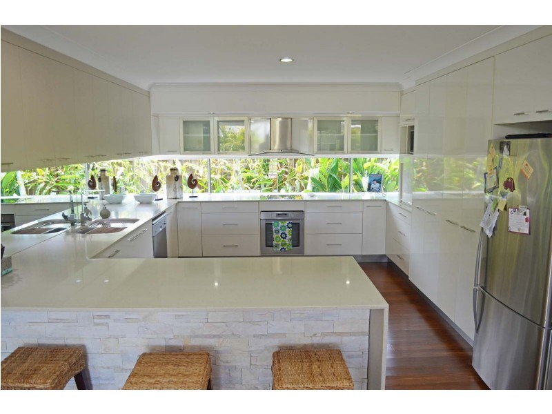 1 Tuckeroo Close, Coral Cove QLD 4670