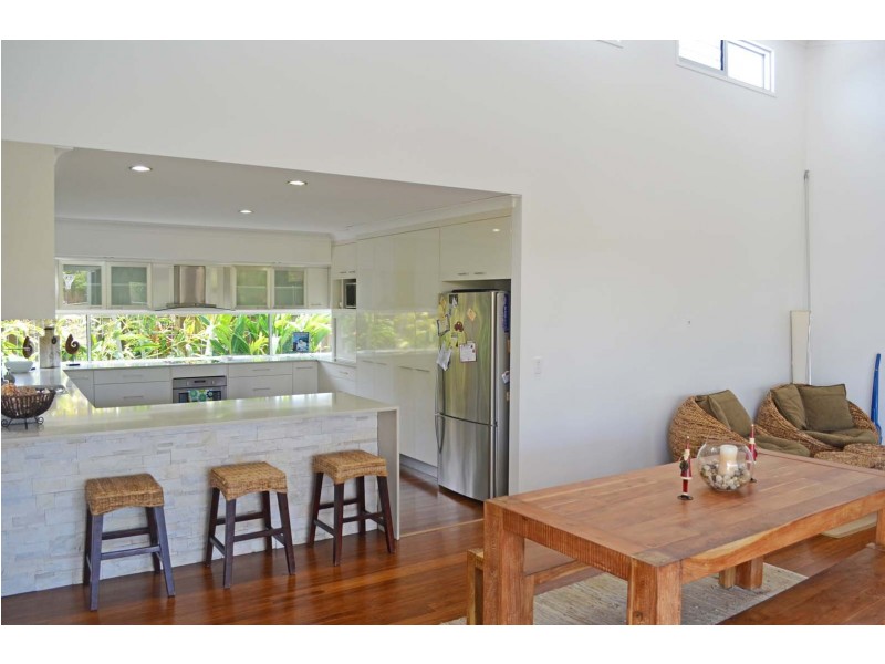 1 Tuckeroo Close, Coral Cove QLD 4670