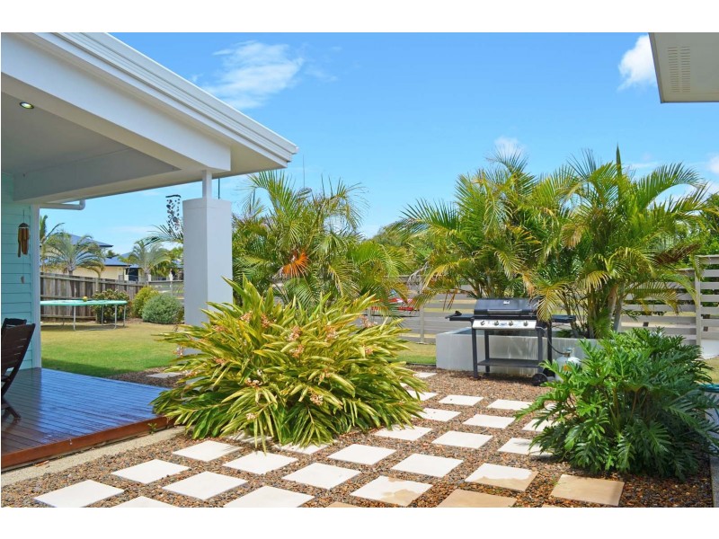 1 Tuckeroo Close, Coral Cove QLD 4670
