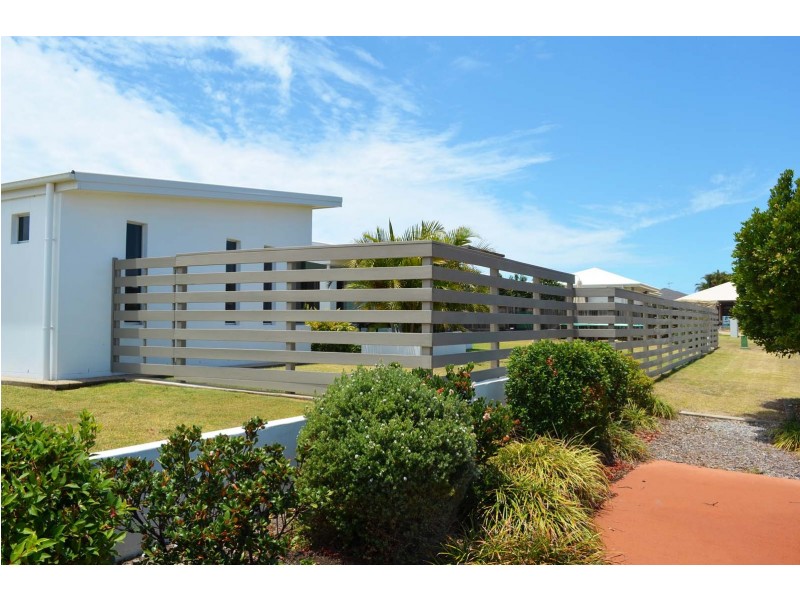 1 Tuckeroo Close, Coral Cove QLD 4670