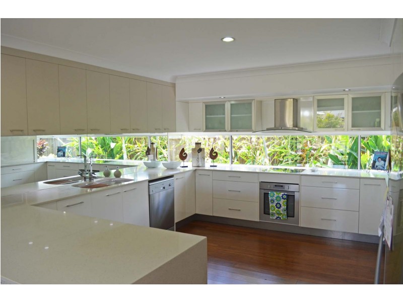 1 Tuckeroo Close, Coral Cove QLD 4670