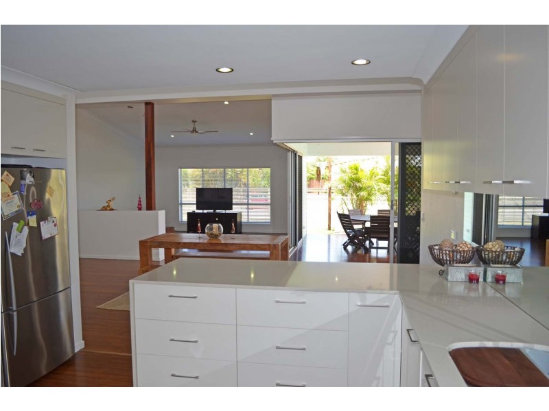 1 Tuckeroo Close, Coral Cove QLD 4670