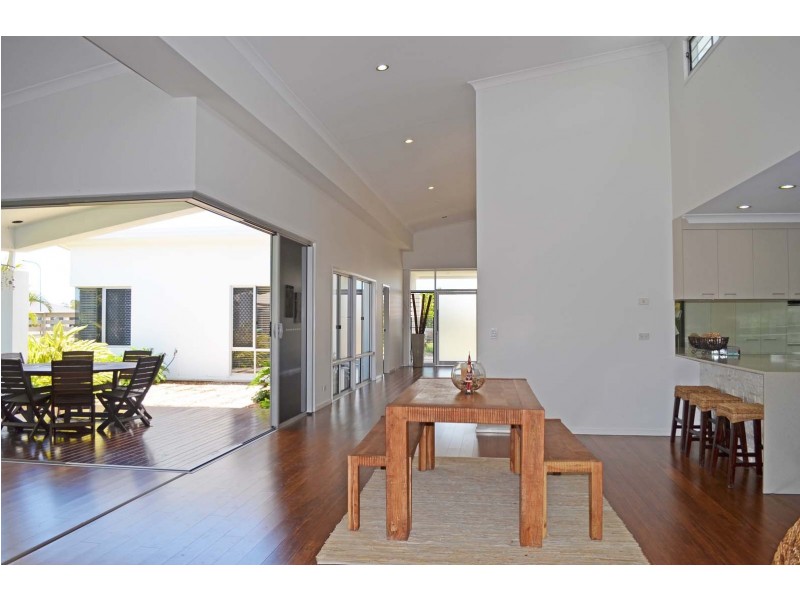 1 Tuckeroo Close, Coral Cove QLD 4670