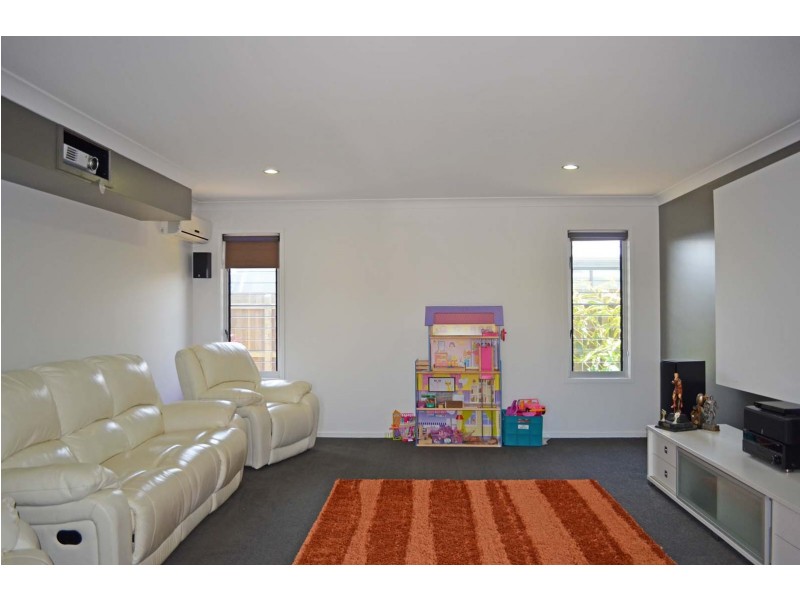 1 Tuckeroo Close, Coral Cove QLD 4670