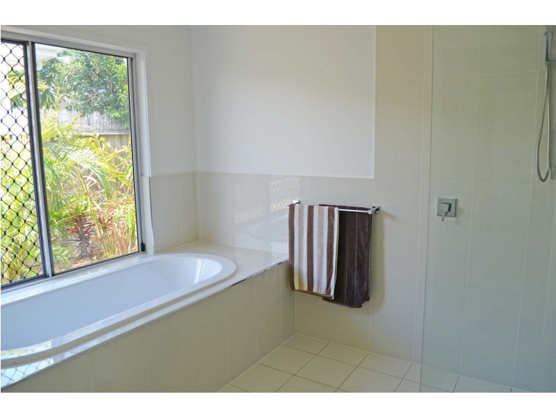 1 Tuckeroo Close, Coral Cove QLD 4670