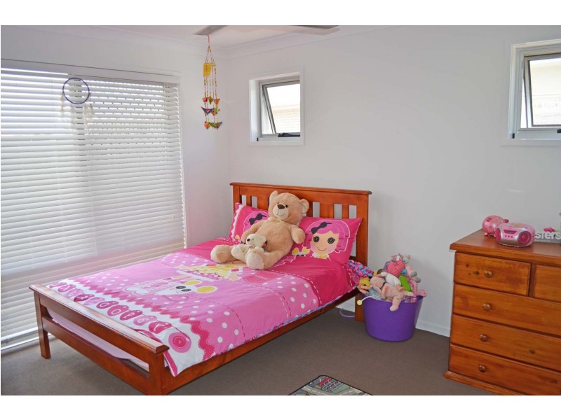 1 Tuckeroo Close, Coral Cove QLD 4670