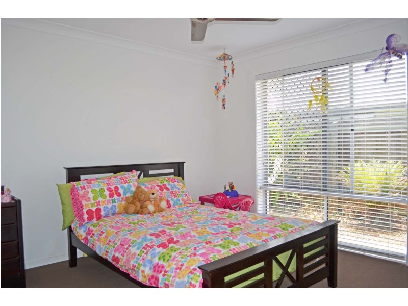 1 Tuckeroo Close, Coral Cove QLD 4670
