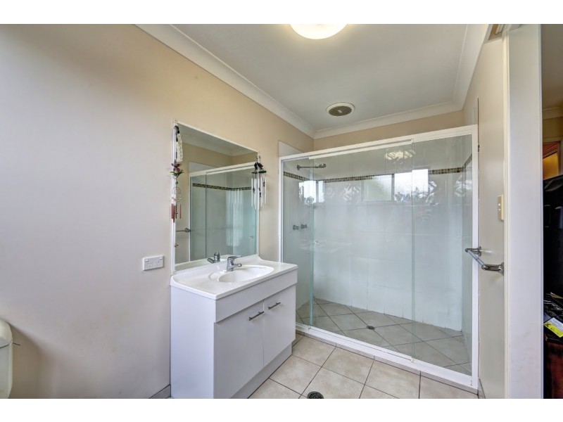 18 Toppers Drive, Coral Cove QLD 4670