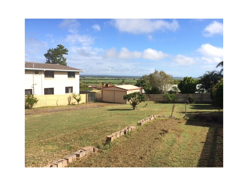 12 Hilltop Avenue, Qunaba QLD 4670