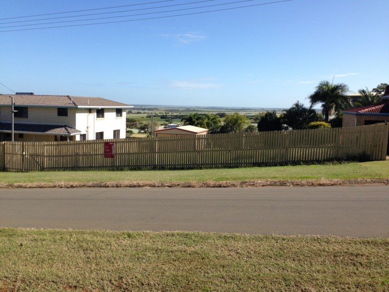 12 Hilltop Avenue, Qunaba QLD 4670