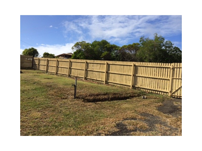 12 Hilltop Avenue, Qunaba QLD 4670
