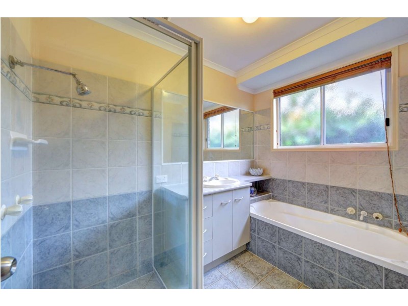 10 Majestic Place, Coral Cove QLD 4670