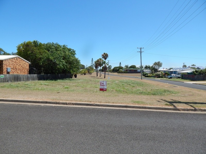 32 Moore Street, Elliott Heads QLD 4670