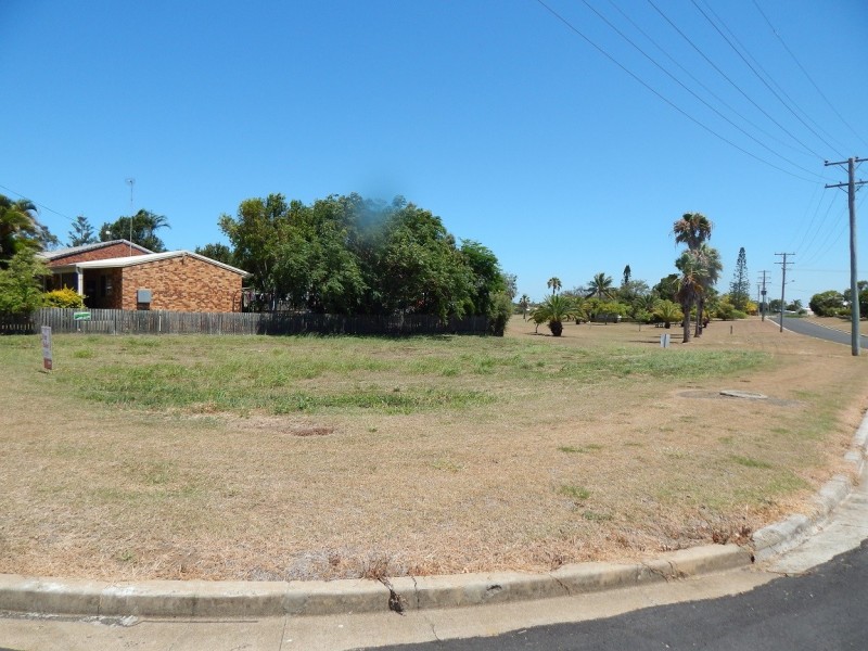 32 Moore Street, Elliott Heads QLD 4670