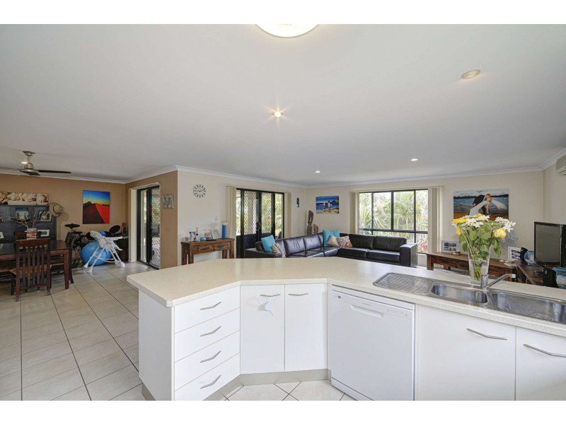 10 Leon Place, Coral Cove QLD 4670