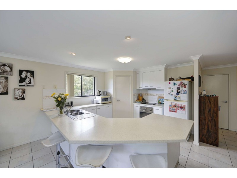 10 Leon Place, Coral Cove QLD 4670