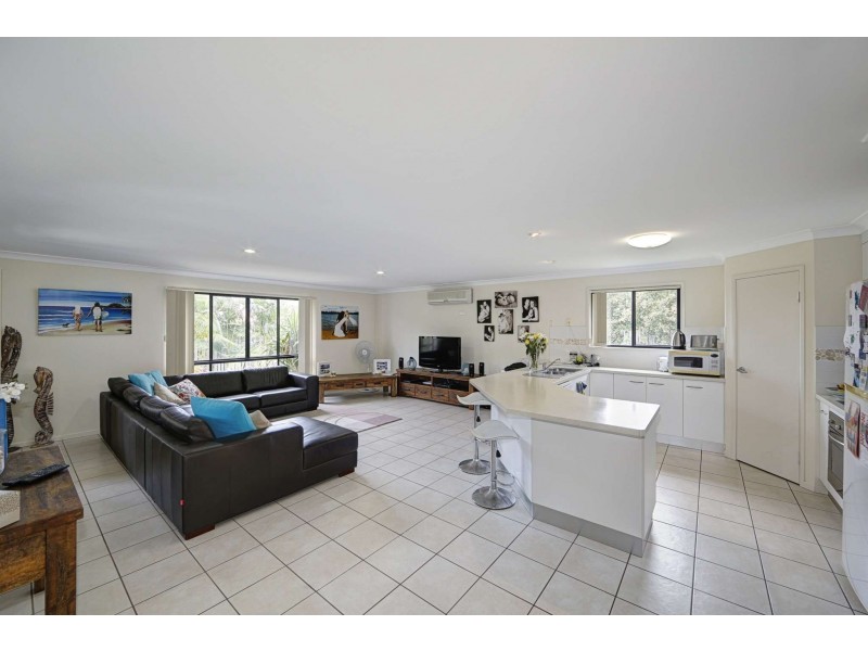 10 Leon Place, Coral Cove QLD 4670