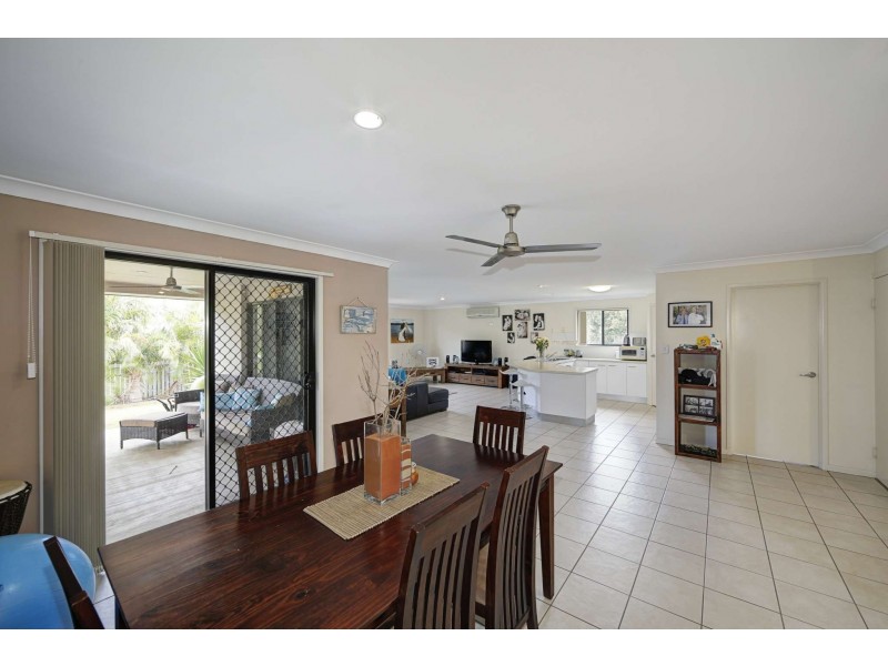 10 Leon Place, Coral Cove QLD 4670