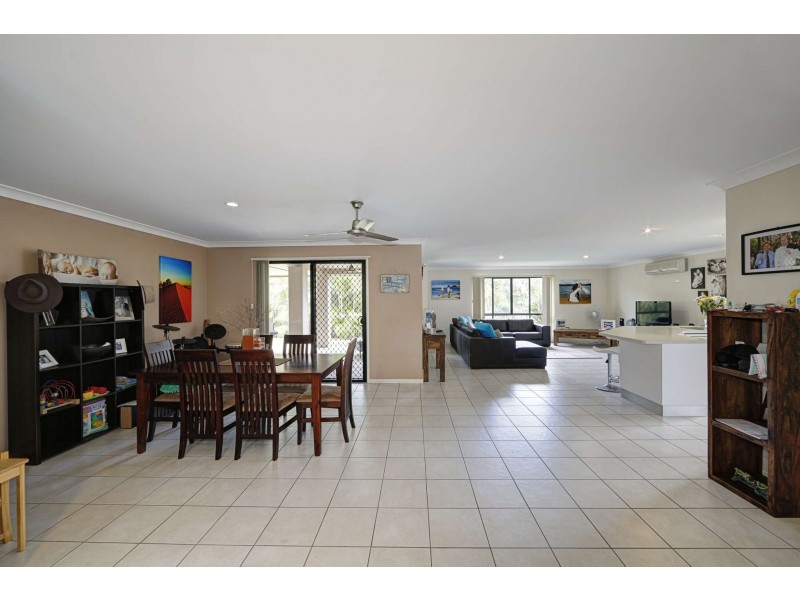 10 Leon Place, Coral Cove QLD 4670