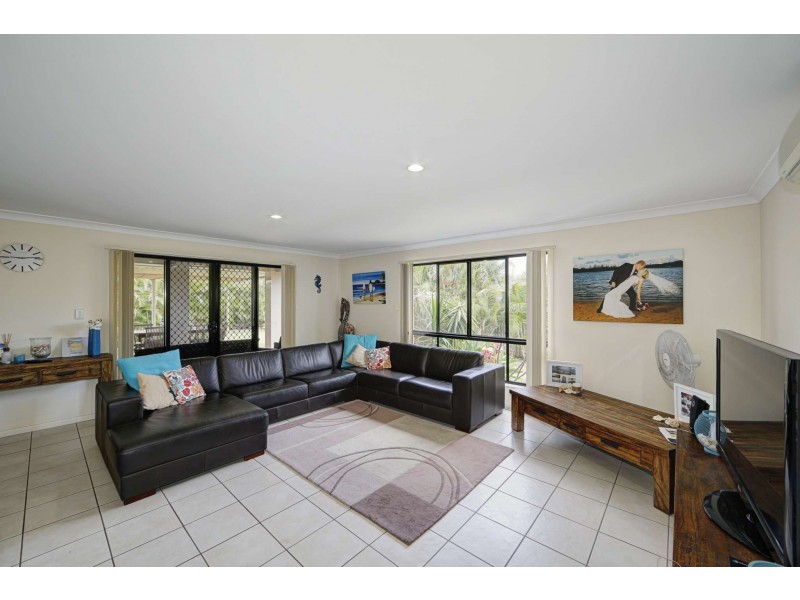 10 Leon Place, Coral Cove QLD 4670