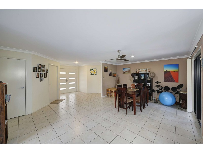 10 Leon Place, Coral Cove QLD 4670