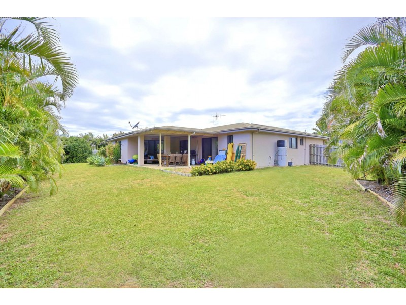 10 Leon Place, Coral Cove QLD 4670