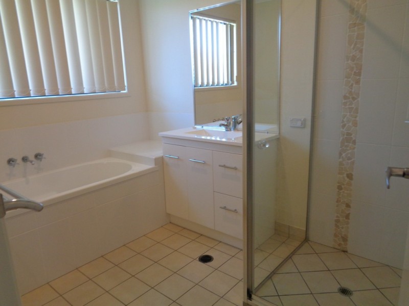 10 Leon Place, Coral Cove QLD 4670