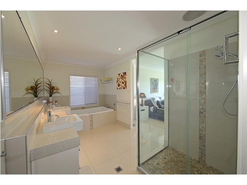 38 Bisdee Street, Coral Cove QLD 4670