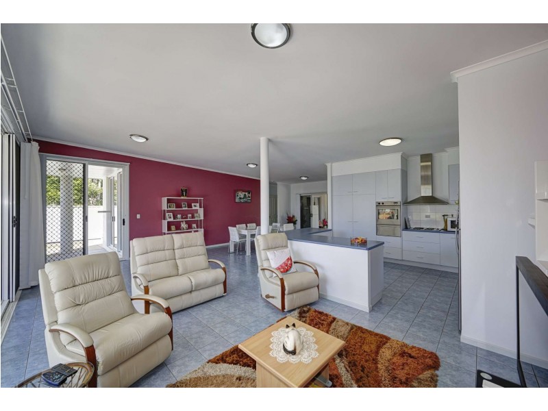 59 McIntosh Avenue, Elliott Heads QLD 4670