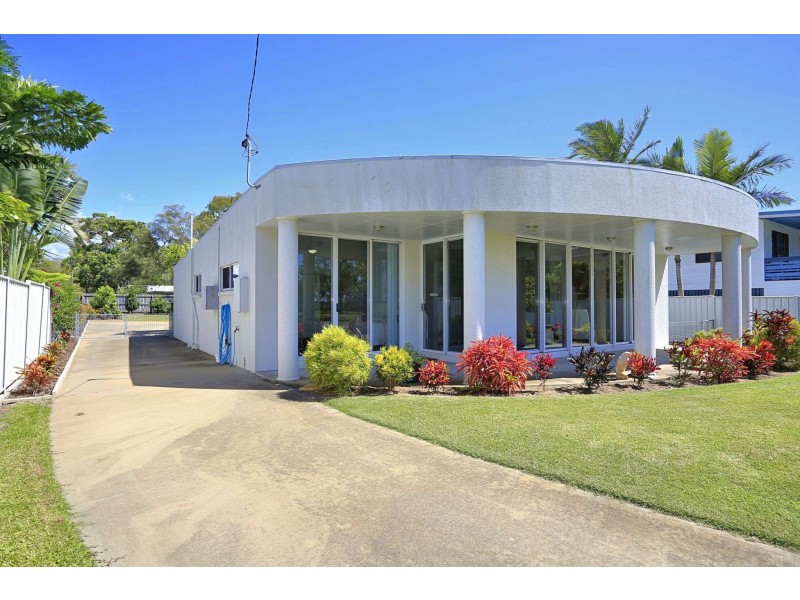 59 McIntosh Avenue, Elliott Heads QLD 4670
