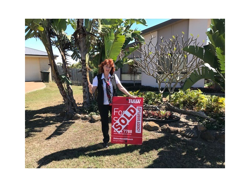 10 Leon Place, Coral Cove QLD 4670