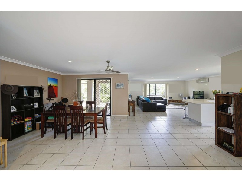 10 Leon Place, Coral Cove QLD 4670