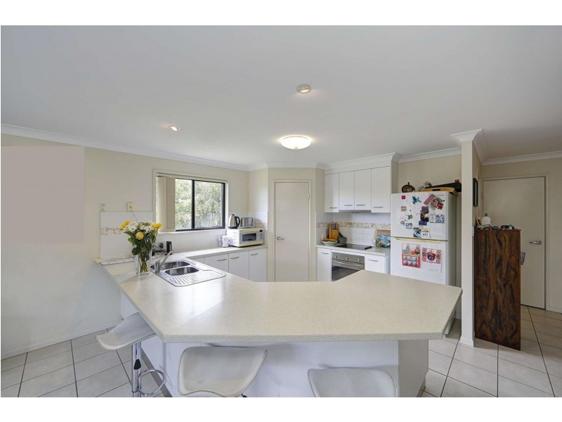10 Leon Place, Coral Cove QLD 4670