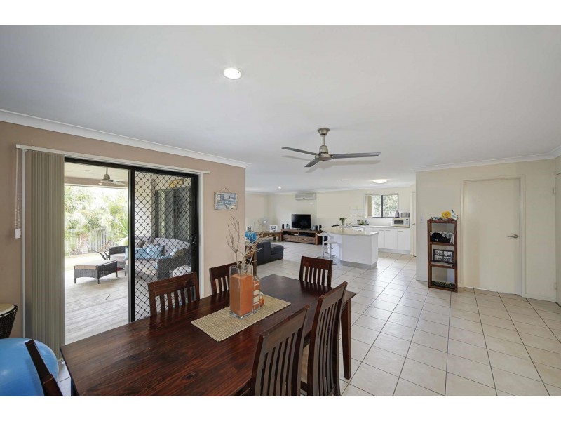 10 Leon Place, Coral Cove QLD 4670