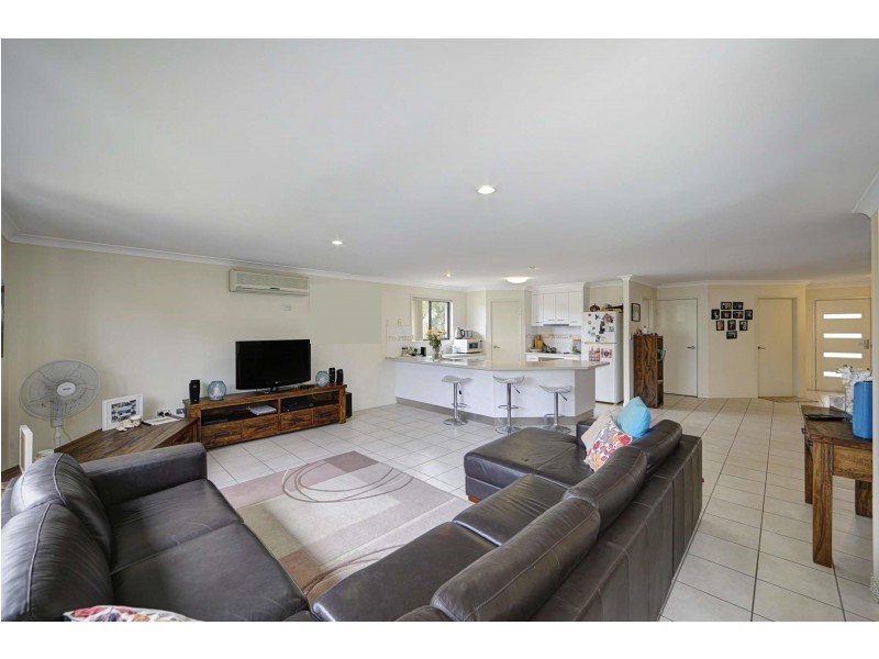10 Leon Place, Coral Cove QLD 4670