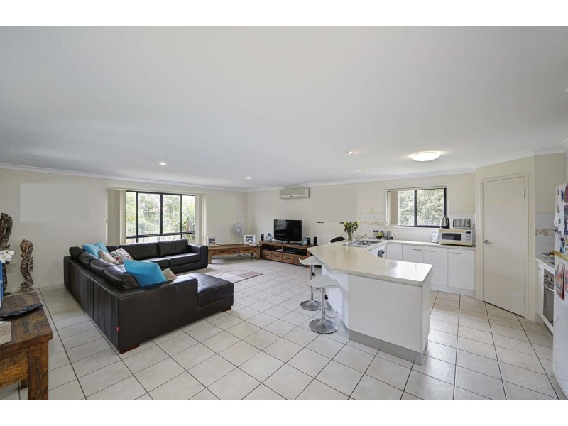 10 Leon Place, Coral Cove QLD 4670
