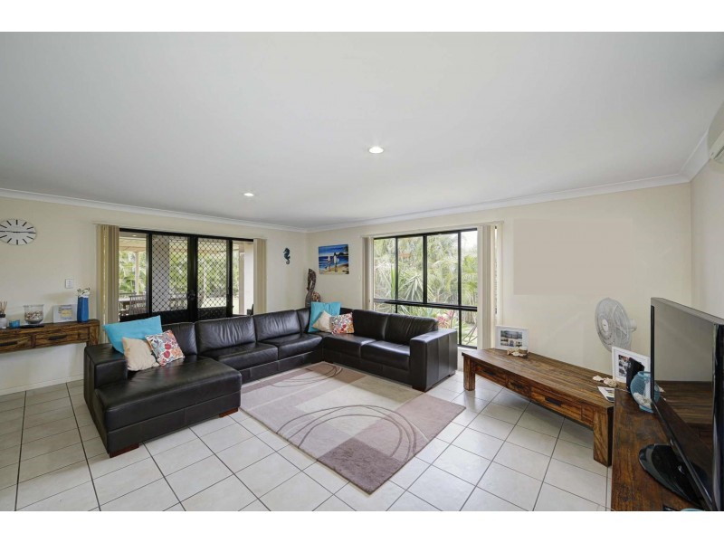 10 Leon Place, Coral Cove QLD 4670