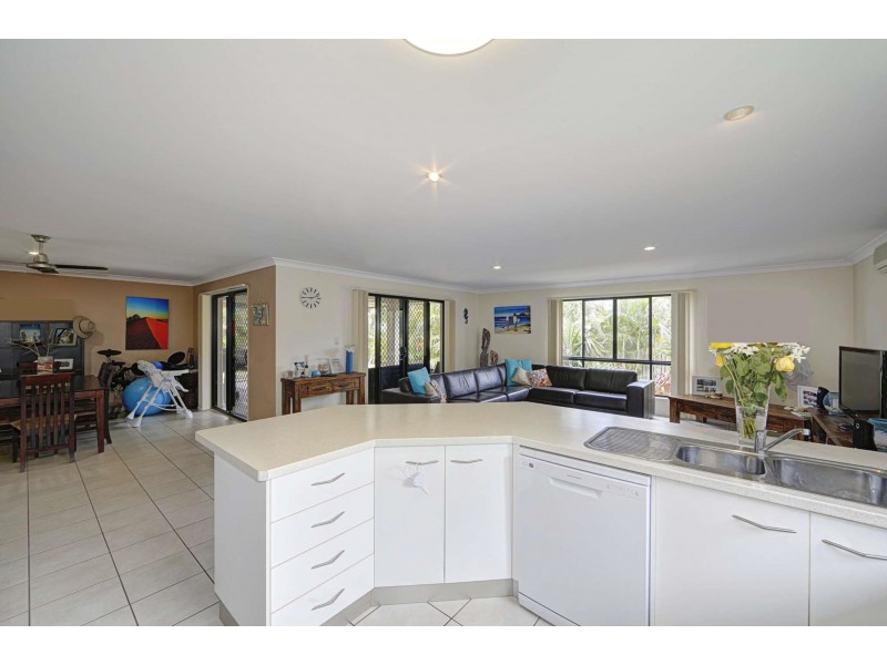 10 Leon Place, Coral Cove QLD 4670
