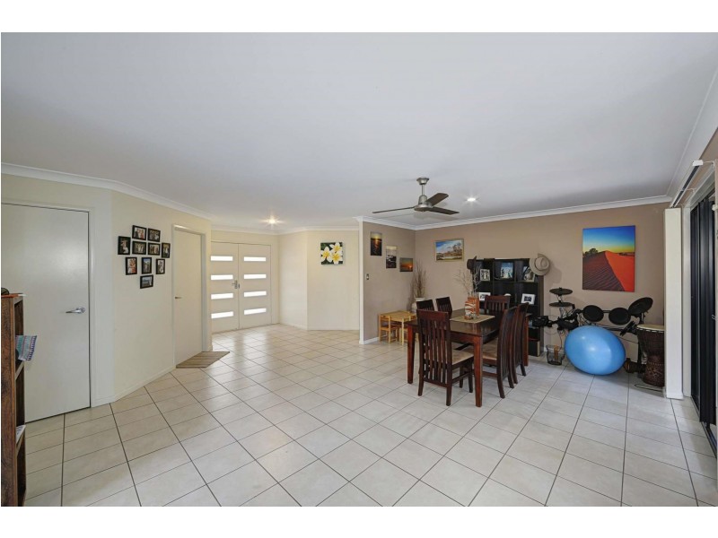 10 Leon Place, Coral Cove QLD 4670