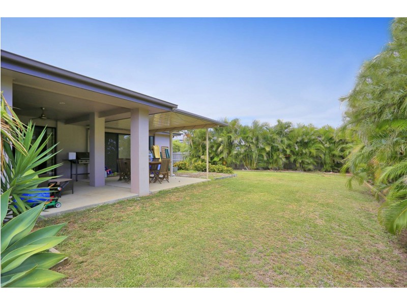 10 Leon Place, Coral Cove QLD 4670