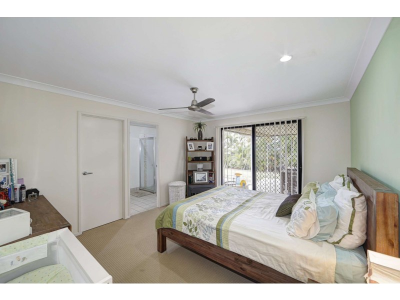 10 Leon Place, Coral Cove QLD 4670