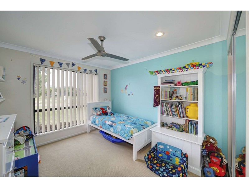 10 Leon Place, Coral Cove QLD 4670