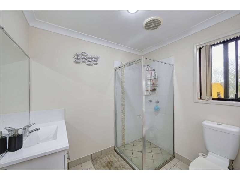 10 Leon Place, Coral Cove QLD 4670